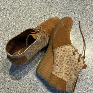 TOMS Brown wedge shoe size 8,5